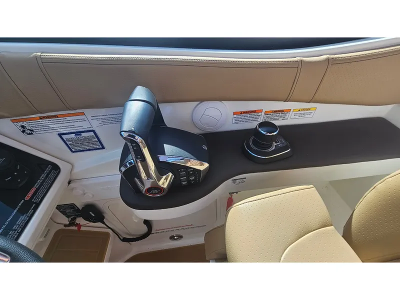 Slide: The Image of Sea Ray 320 SUNDANCER COUPE OB 2026 - 34