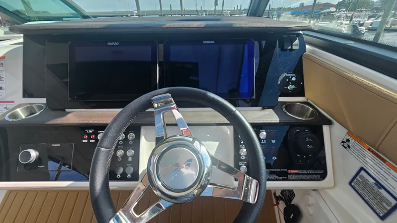 Slide: The Image of Sea Ray 320 SUNDANCER COUPE OB 2026 - 19