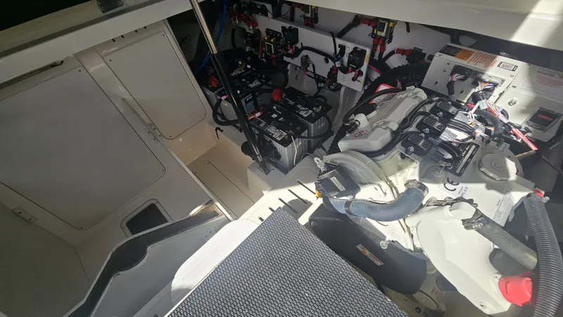 Slide: The Image of Sea Ray 320 SUNDANCER COUPE OB 2026 - 36