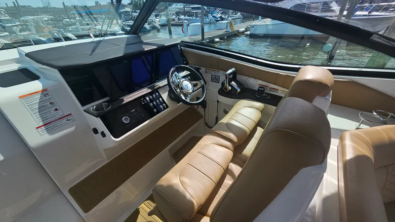 Slide: The Image of Sea Ray 320 SUNDANCER COUPE OB 2026 - 17