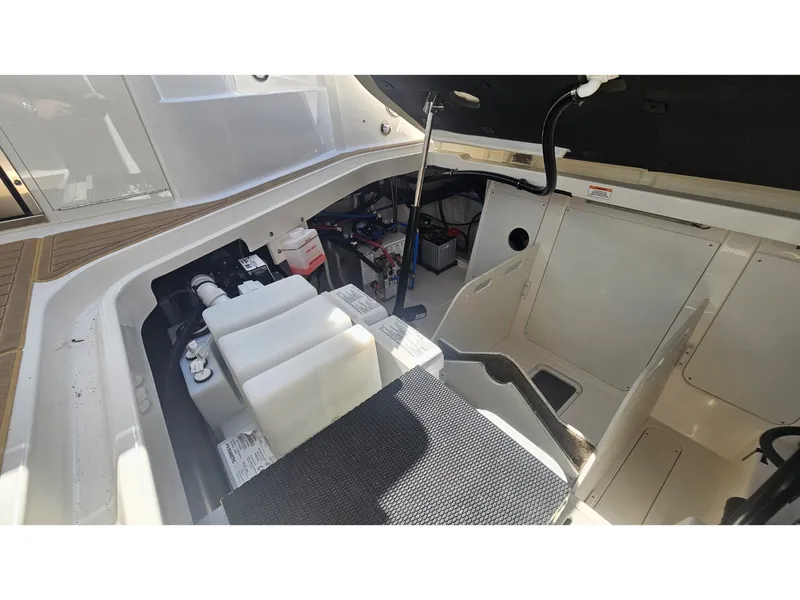 Slide: The Image of Sea Ray 320 SUNDANCER COUPE OB 2026 - 51