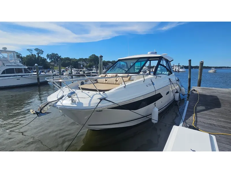 Slide: The Image of Sea Ray 320 SUNDANCER COUPE OB 2026 - 44