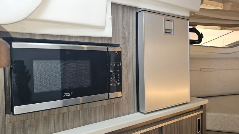 Slide: The Image of Sea Ray 320 SUNDANCER COUPE OB 2026 - 28