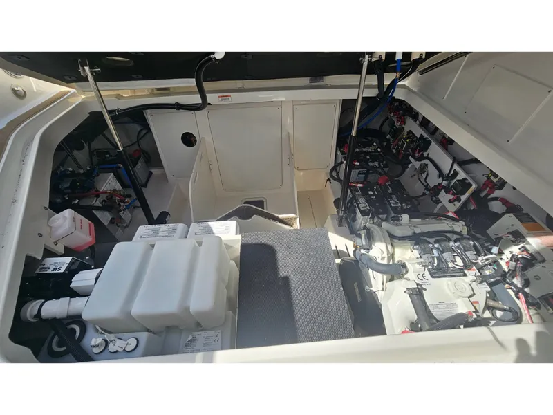 Slide: The Image of Sea Ray 320 SUNDANCER COUPE OB 2026 - 49