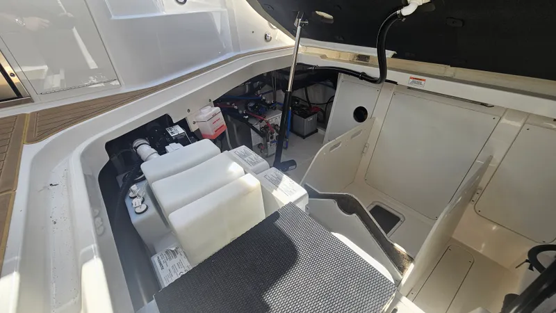 Slide: The Image of Sea Ray 320 SUNDANCER COUPE OB 2026 - 37