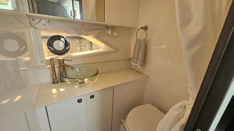 Slide: The Image of Sea Ray 320 SUNDANCER COUPE OB 2026 - 33