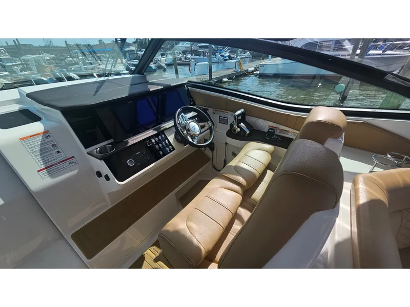 Slide: The Image of Sea Ray 320 SUNDANCER COUPE OB 2026 - 29