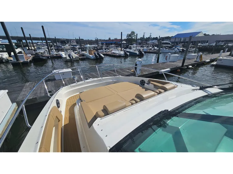Slide: The Image of Sea Ray 320 SUNDANCER COUPE OB 2026 - 36