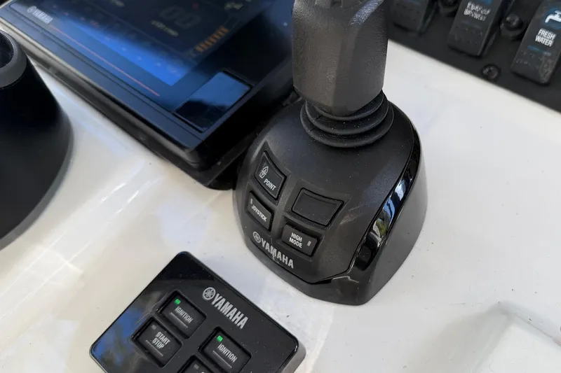 Slide: The Image of Yamaha joystick control on 2018 Sea Hunt Gamefish 30 Coffin Box boat dashboard. - 42