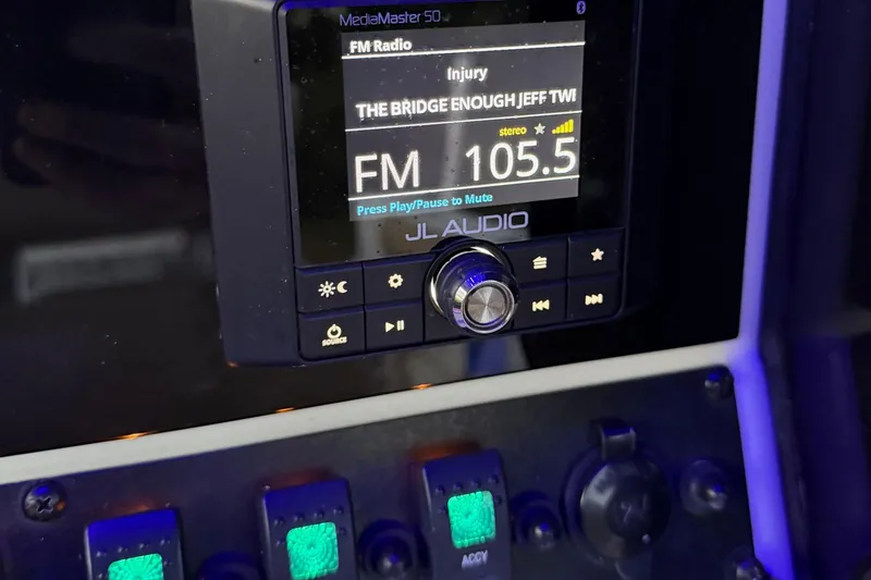 Slide: The Image of 2018 Sea Hunt Gamefish 30 audio system displaying FM radio station 105.5 on JL Audio unit. - 46