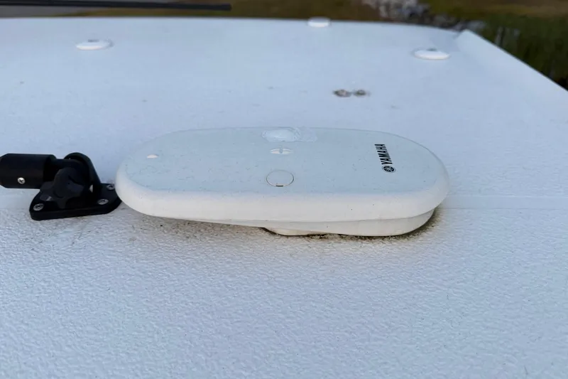 Slide: The Image of Yamaha device on 2018 Sea Hunt Gamefish 30 Coffin Box boat surface. - 67