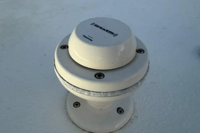 Slide: The Image of SiriusXM antenna on 2018 Sea Hunt Gamefish 30 Coffin Box boat. - 68