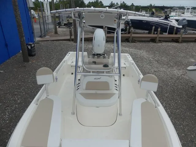 Slide: The Image of Bulls Bay 2200 XS 2026 - 13