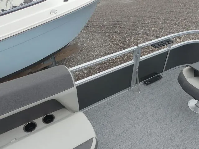 Slide: The Image of Sun Tracker Bass Buggy 16 XL Select 2026 - 14