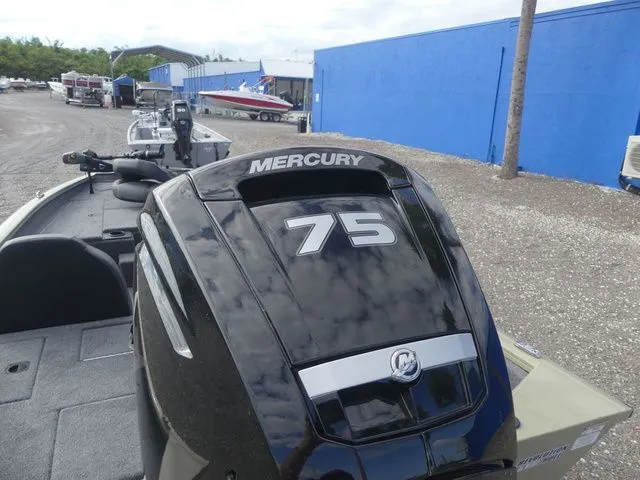 Slide: The Image of Tracker Pro Team 175 2026 - 10