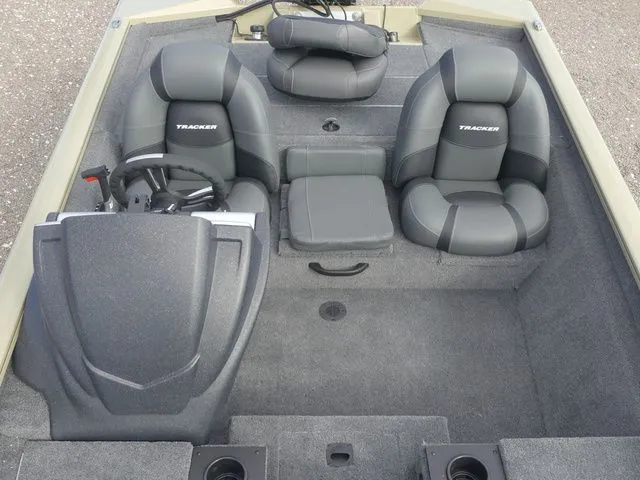 Slide: The Image of Tracker Pro Team 175 2026 - 15