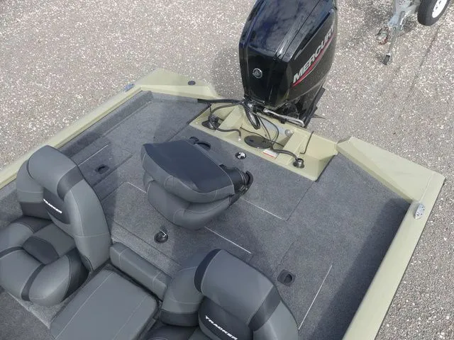 Slide: The Image of Tracker Pro Team 175 2026 - 21