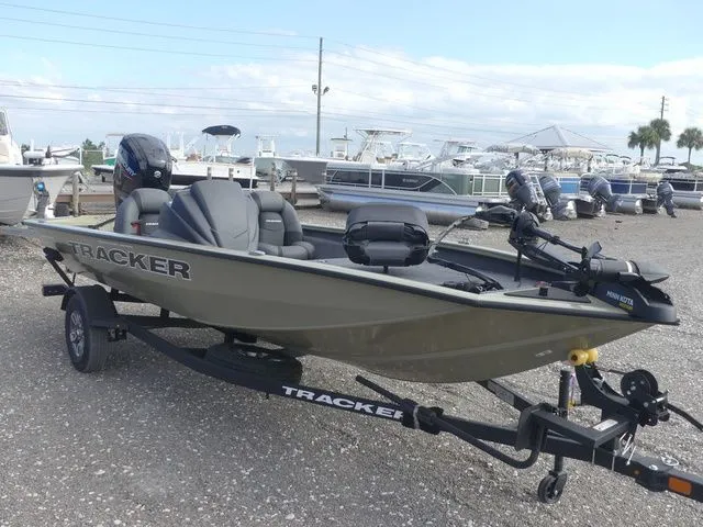 Slide: The Image of Tracker Pro Team 175 2026 - 3