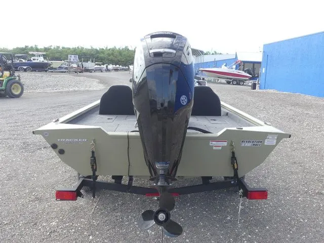 Slide: The Image of Tracker Pro Team 175 2026 - 5