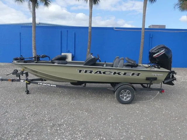 Slide: The Image of Tracker Pro Team 175 2026 - 7