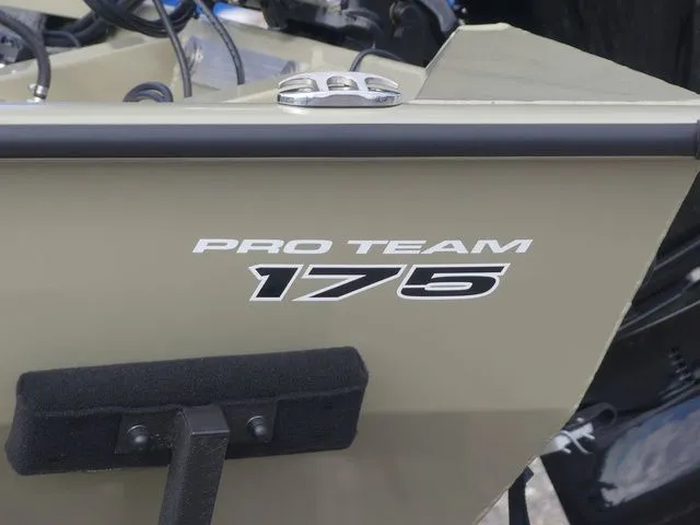 Slide: The Image of Tracker Pro Team 175 2026 - 9