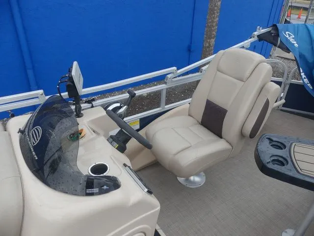 Slide: The Image of Sun Tracker SportFish 22 DLX 2019 - 13