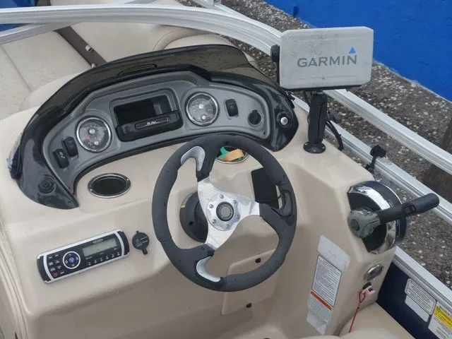 Slide: The Image of Sun Tracker SportFish 22 DLX 2019 - 14