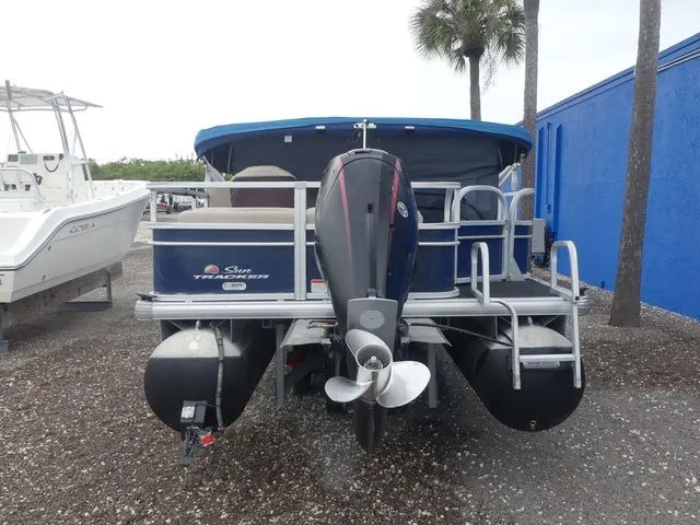 Slide: The Image of Sun Tracker SportFish 22 DLX 2019 - 5