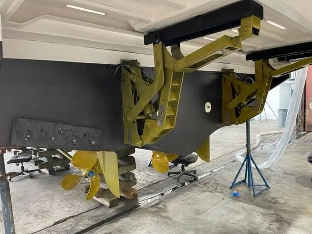 Slide: The Image of Azimut AZ 50-Fly 2020 yacht underbody with propellers and stabilizers in maintenance area. - 47