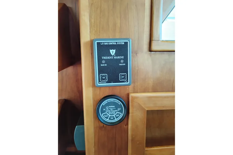 Slide: The Image of L.P. gas control system on 2002 Canoe Cove 50 Pilothouse Motor Yacht. - 31
