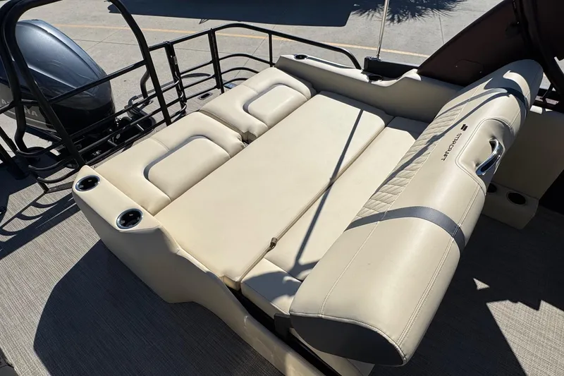 Slide: The Image of 2026 Starcraft RX 25 Q DC boat with beige seating and cup holders. - 15