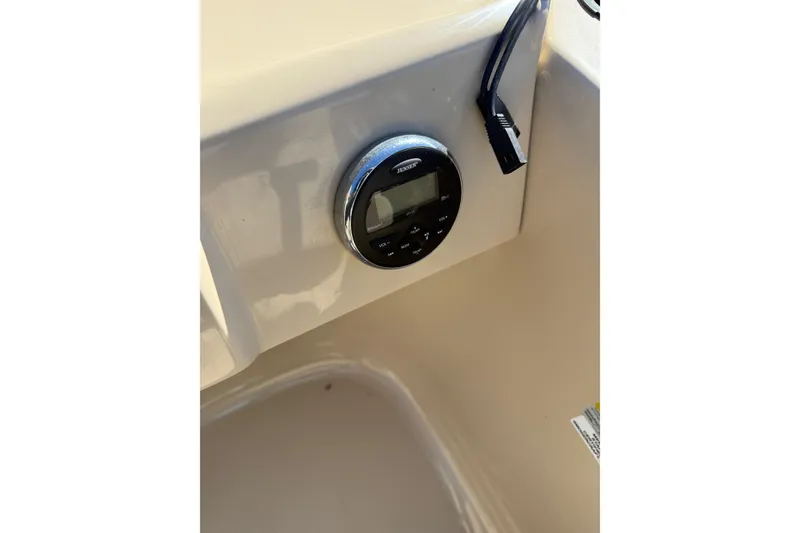 Slide: The Image of Control panel on 2018 Sylvan Mirage Fish 8520 4-PT boat dashboard. - 20