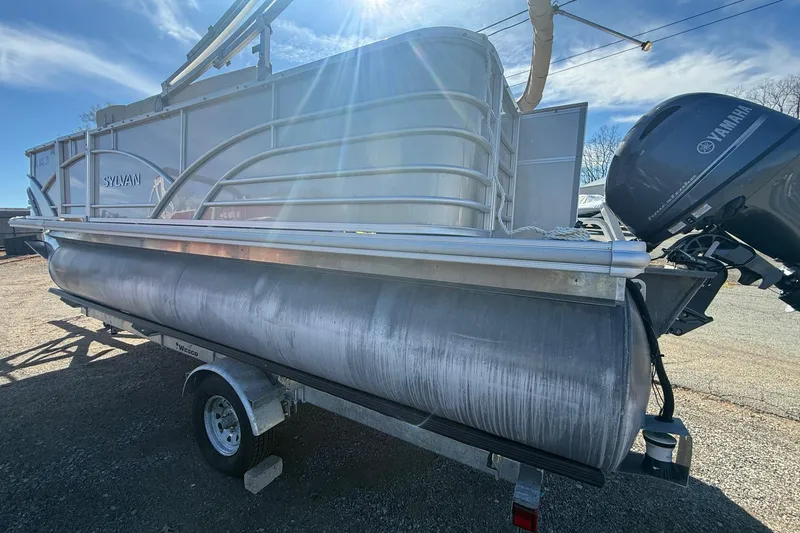 Slide: The Image of 2018 Sylvan Mirage Fish 8520 4-PT pontoon boat with Yamaha motor on trailer. - 5