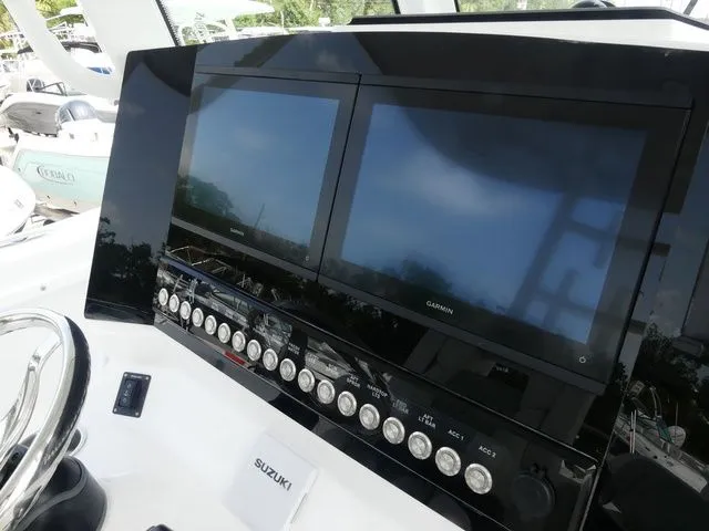 Slide: The Image of Twin Vee 280 GFX2 CC 2026 - 16