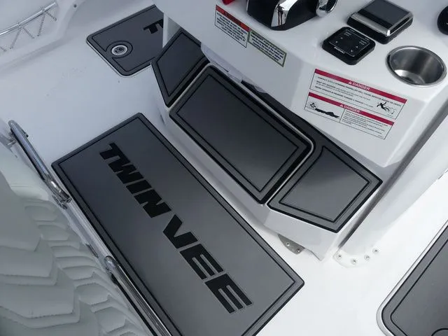 Slide: The Image of Twin Vee 280 GFX2 CC 2026 - 17