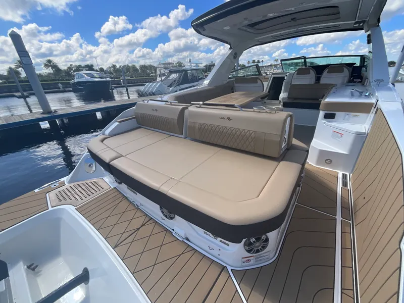 Slide: The Image of Sea Ray SLX 400 Outboard 2026 - 10