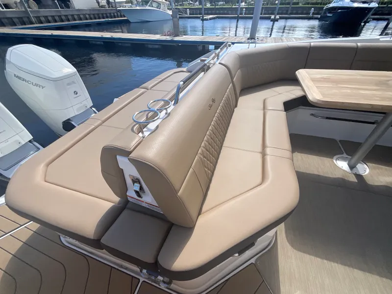 Slide: The Image of Sea Ray SLX 400 Outboard 2026 - 13