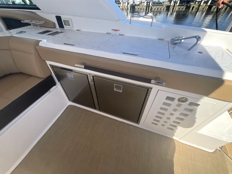 Slide: The Image of Sea Ray SLX 400 Outboard 2026 - 14