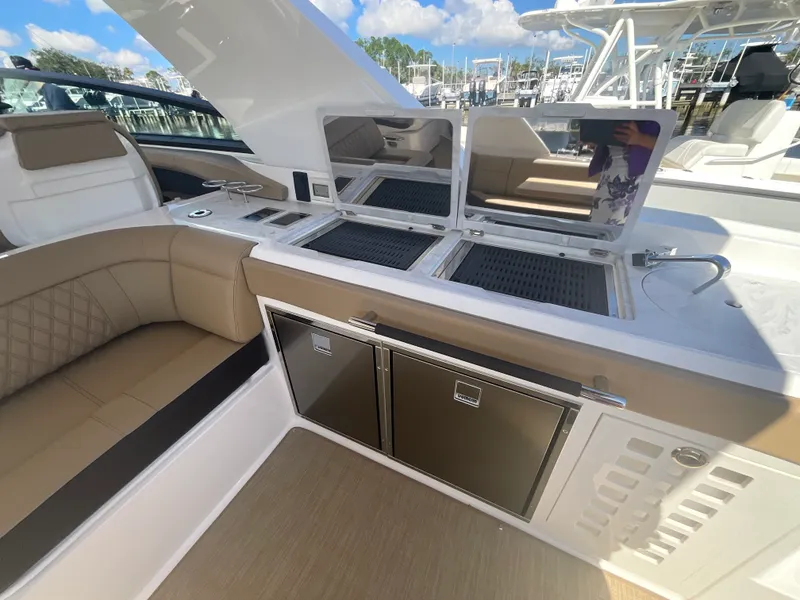 Slide: The Image of Sea Ray SLX 400 Outboard 2026 - 16