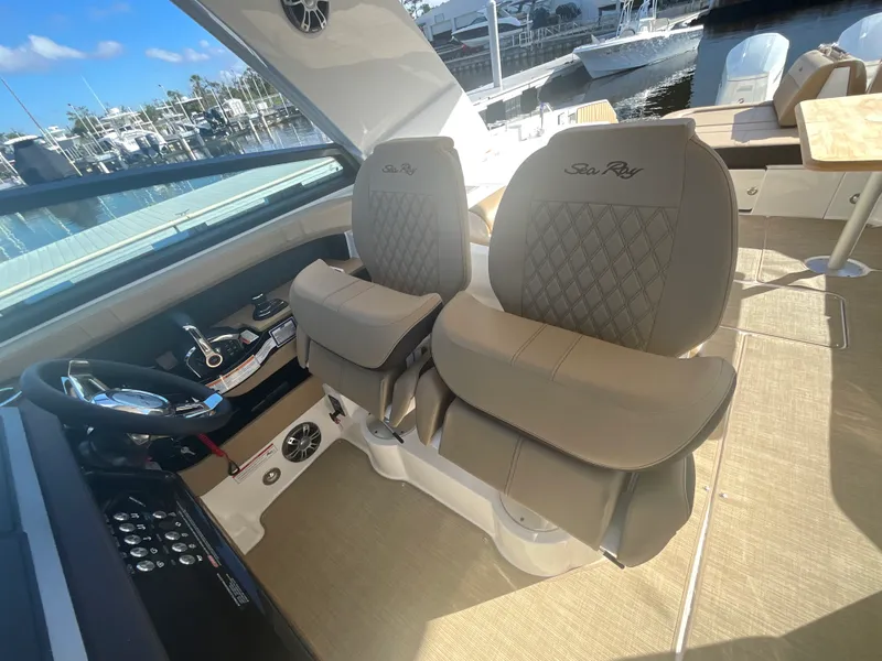 Slide: The Image of Sea Ray SLX 400 Outboard 2026 - 17