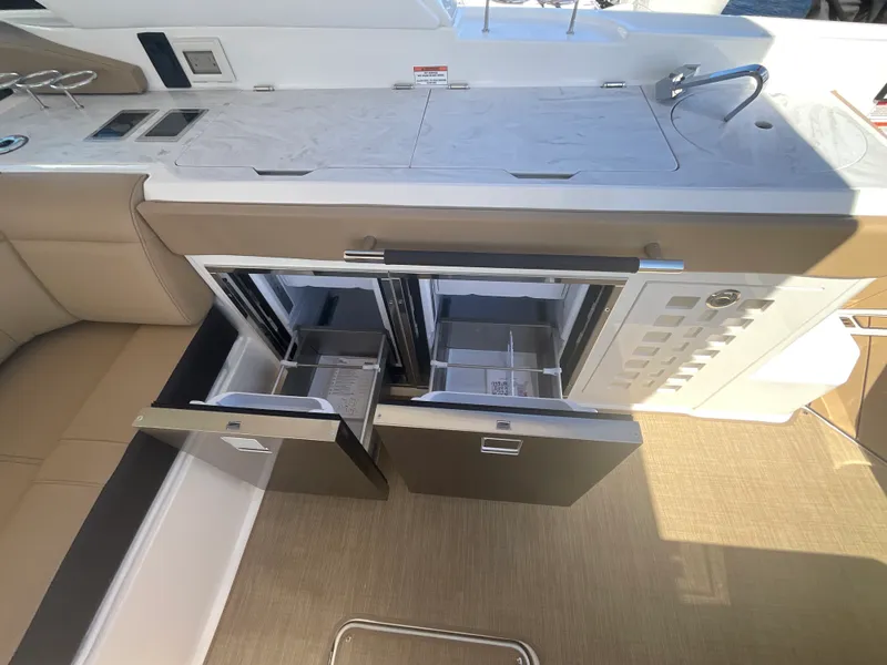 Slide: The Image of Sea Ray SLX 400 Outboard 2026 - 21