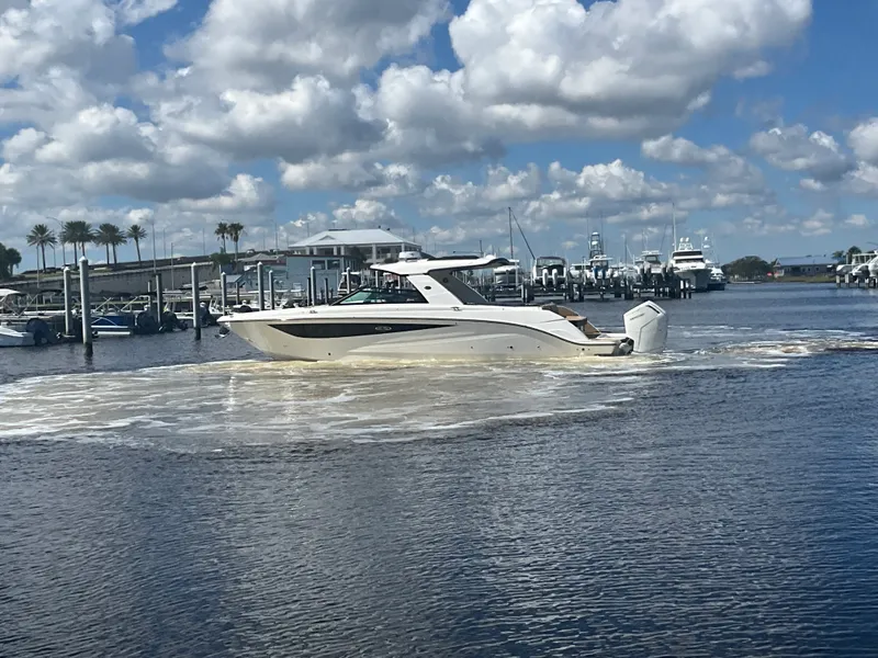 Slide: The Image of Sea Ray SLX 400 Outboard 2026 - 24