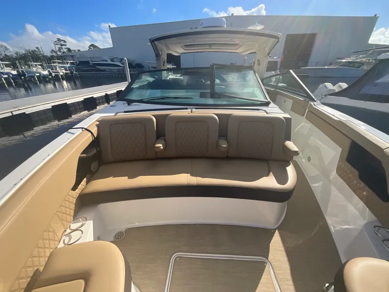 Slide: The Image of Sea Ray SLX 400 Outboard 2026 - 28