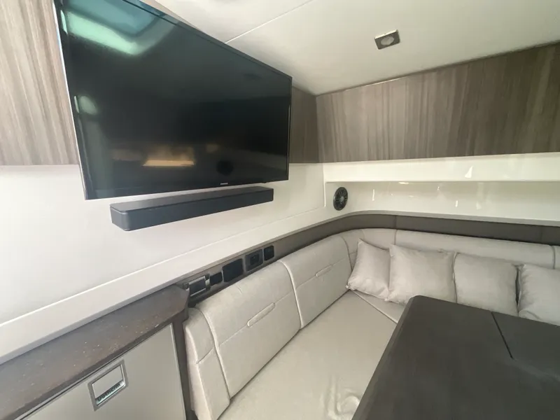 Slide: The Image of Sea Ray SLX 400 Outboard 2026 - 32