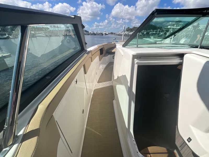 Slide: The Image of Sea Ray SLX 400 Outboard 2026 - 35