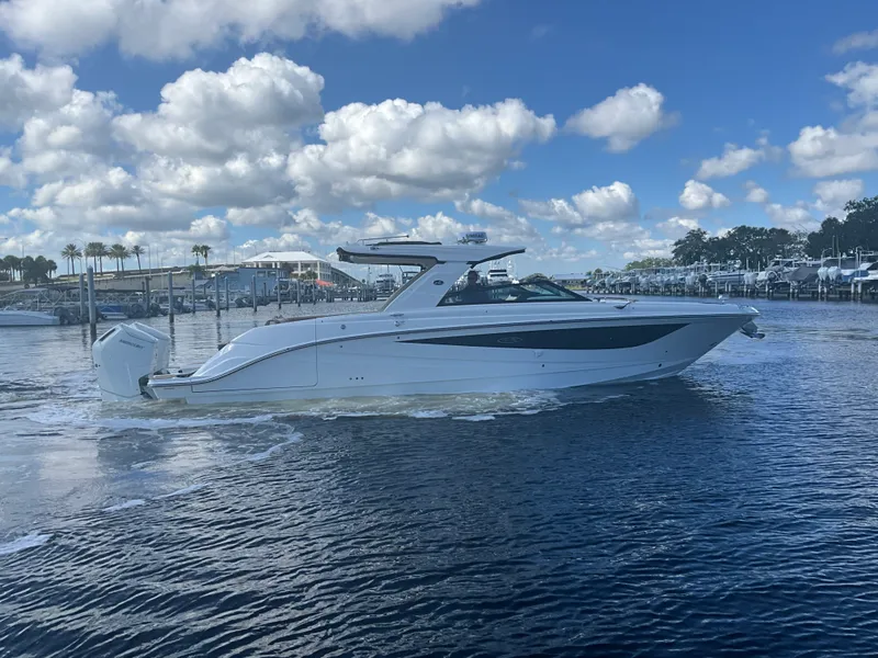 Slide: The Image of Sea Ray SLX 400 Outboard 2026 - 36