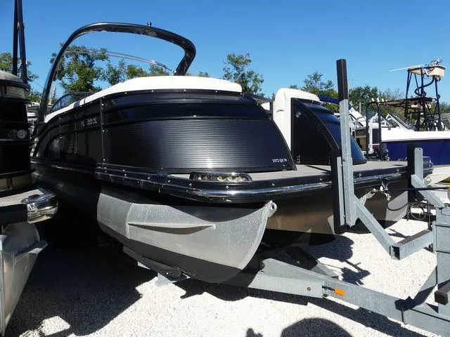 Slide: The Image of Bennington 2572 QCW Windscreen 2016 - 1