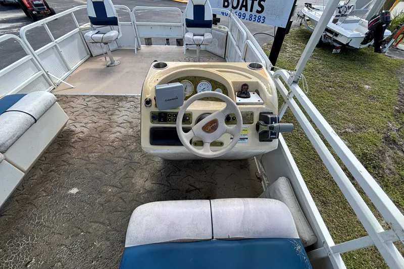 Slide: The Image of 2005 Bentley Pontoons 200 Fish interior with steering console and seating. - 18