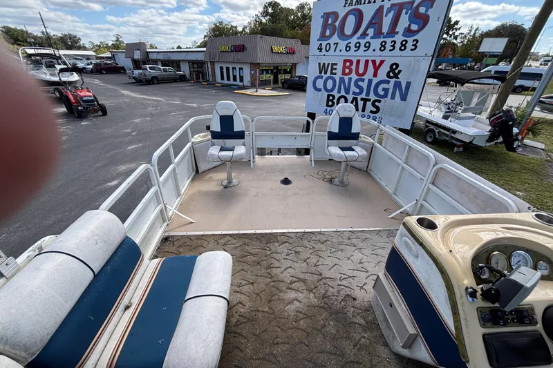 Slide: The Image of 2005 Bentley Pontoons 200 Fish boat interior with seating and control panel. - 39