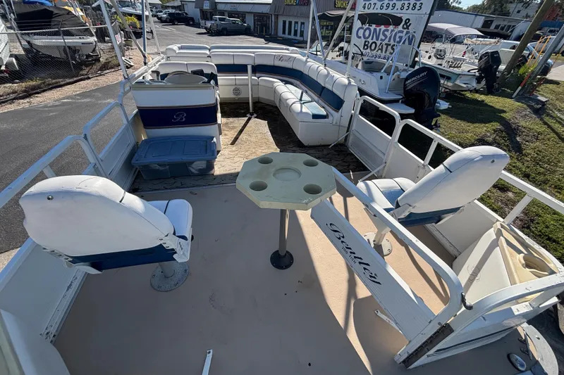 Slide: The Image of 2005 Bentley Pontoons 200 Fish boat with seating and fishing table, docked outdoors. - 50